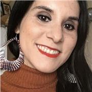 Profesora de español dicta clases a extranjeros